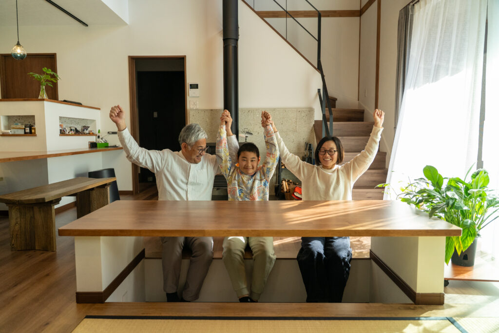 無垢板の外壁に、炎のぬくもりを。薪ストーブのある家。