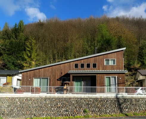 無垢板の外壁に、炎のぬくもりを。薪ストーブのある家。