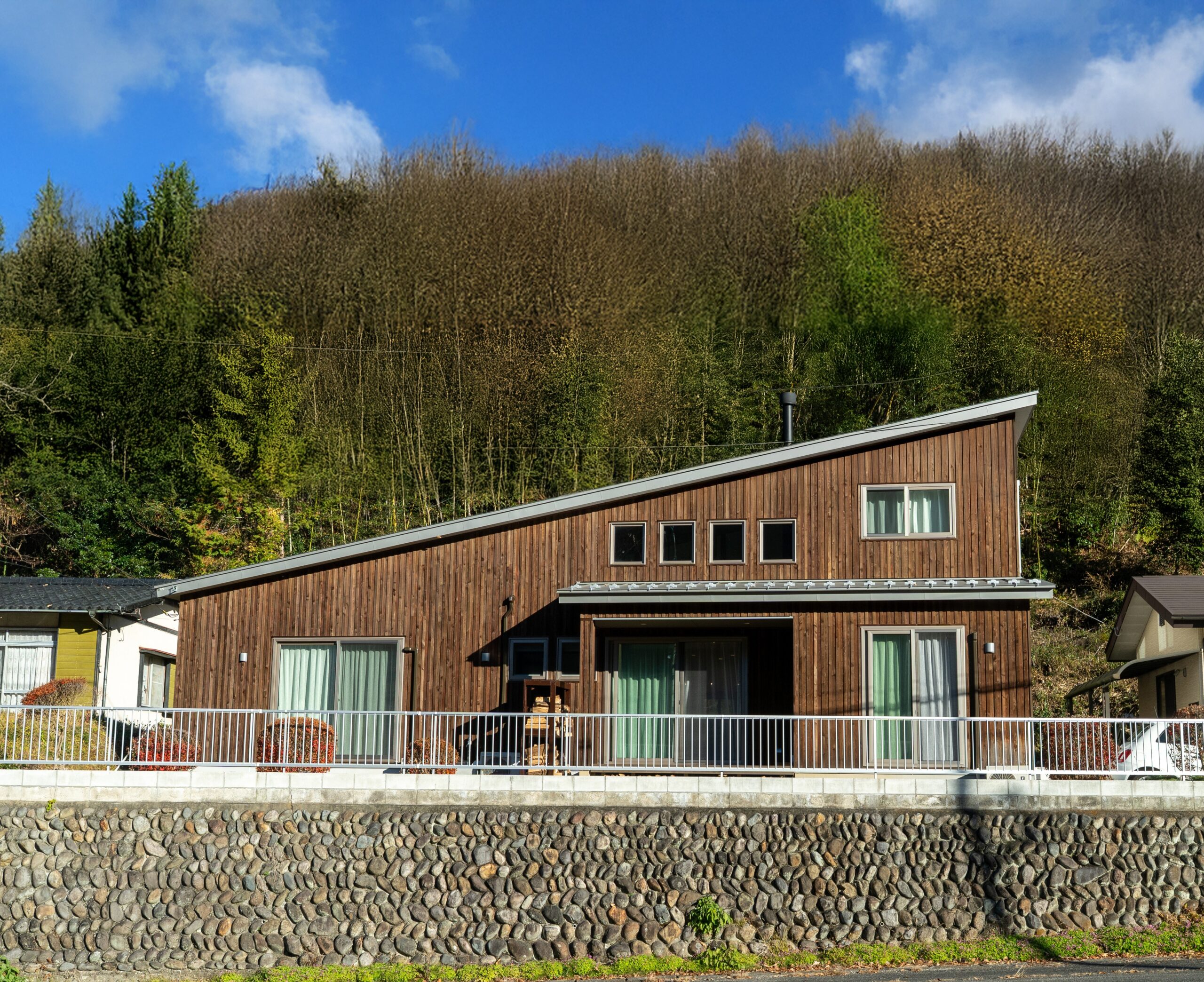 無垢板の外壁に、炎のぬくもりを。薪ストーブのある家。